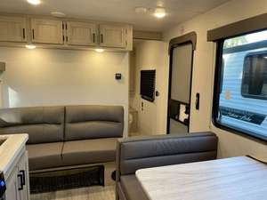 Autocaravana de Aluminio S-i-l-v-e-r Lake 2400BH 2025 de Este a Oeste para 4-6 Pasajeros con Aire Acondicionado - Product Image 3