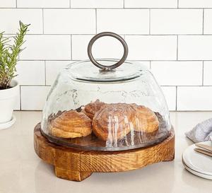 Gran plato de madera artesanal con cúpula de cristal para exhibición de pasteles y presentación de panadería ideal para ocasiones especiales - Product Image 1