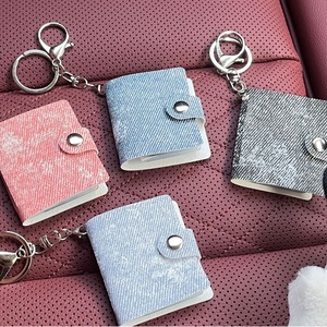 <span class=keywords><strong>Mini</strong></span> albums photo en cuir PU <span class=keywords><strong>2</strong></span> pouces porte-clés porte-photos <span class=keywords><strong>2</strong></span> pouces pochettes accessoires jolis photos cartes porte-clés pendentif - Product Image 1