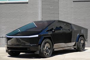 Tesla Cybertruck Foundation Series 2024, 600 ch, double moteur, transmission intégrale, capacité de conduite autonome complète, roues T Sportline de 24 pouces - Product Image 3
