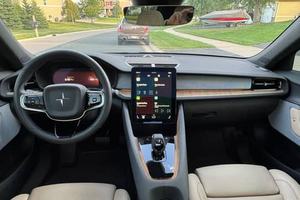 AUTO ELÉCTRICO EXTREMADAMENTE LIMPIO, POLESTAR 2 EDICIÓN DE LANZAMIENTO 2021, 408 HP, MOTOR DUAL, TRACCIÓN EN LAS CUATRO RUEDAS, LISTO PARA ENTREGAR - Product Image 4