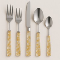 Couverts en acier miroir de qualité supérieure avec poignées en résine effet écaille de tortue Couverts élégants de cinq pièces pour table à manger moderne