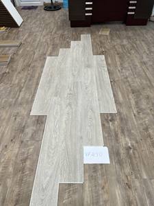 Suelo SPC en tono gris, tablones de vinilo fabricados en Vietnam, capa de desgaste blanca, núcleo blanco. - Product Image 4