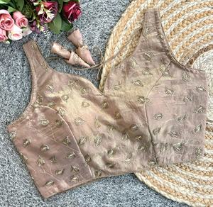 Blouse moderne avec des motifs en valmoti et des sequins, col en V avec des fils, manches de 10 pouces à l'intérieur, motif ouvert au dos - Product Image 1