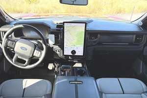 F-150 Lightning Platinum 2024, entretenu avec soin, double moteur, 4 roues motrices, pick-up, batterie à autonomie étendue, cuir rouge rapide, R18 - Product Image 5