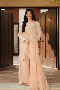 Chemise ivoire avec embellissements de miroir et pantalon brodé d'or pour des occasions de soirée élégantes - Product Image 5