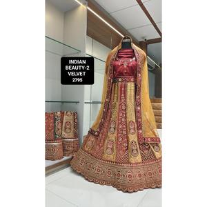 Conjunto clásico de Lehenga Choli de terciopelo de la mejor calidad adornado con lentejuelas y ropa festiva de trabajo con piedras para mujer disponible para la venta - Product Image 1
