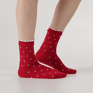 Chaussettes en coton tricoté respirantes pour femmes - Motif cœur rouge blanc noir Design à volants Chaussettes coréennes à usage quotidien - Product Image 2