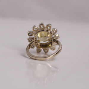 Bague de fiançailles personnalisée en or massif 14 carats, forme fleur, diamant de laboratoire taille coussin, sertissage halo, classique et luxueuse, IGI 4.5-5.0 - Product Image 5