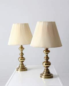 Lampe de table en laiton antique avec abat-jour plissé pour la décoration - Product Image 1