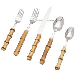 Juego de cubiertos plateados de acero inoxidable con mango de madera para el hogar y el hotel - Product Image 1