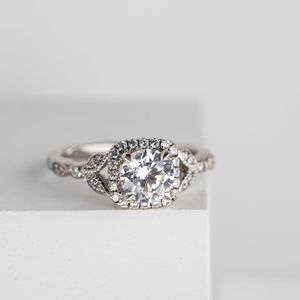 แหวนเพชรมอยส์ซอไนต์ทรงกลมสำหรับเป็นของขวัญวันเกิดและครบรอบแต่งงาน - Product Image 1