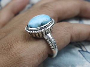 Anillo Grueso Hecho a Mano de Plata de Ley 925 con Piedra Preciosa Ovalada de Larimar Natural para Mamá - Product Image 6