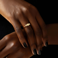 Nouvel Arrivage Cadeau Souvenir Bague Chevalière Gravable en Argent 925 Plaqué Or 14K avec Lettre Initiale et Diamants Pavés en Filigrane