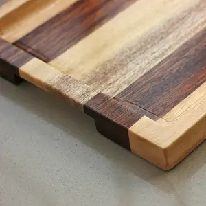 Bandeja rectangular de madera para servir, hecha a mano con madera maciza natural con un acabado pulido suave, ideal para una mesa de comedor elegante. - Product Image 3