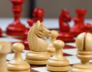 Reproducción de Lujo de Piezas de Ajedrez Estilo Knubbel de 1930 en Madera Teñida de Carmesí y Boj, 3 Rey, al Mejor Precio - Product Image 4