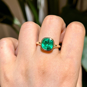 Anillo de moissanita con corte de cojín verde en 4,12 quilates con ajuste de bisel elegante y vástago dividido perfecto para bodas o joyas cotidianas - Product Image 5
