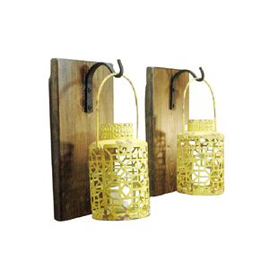 Design antique suspendu avec lanterne en métal fini or avec détails complexes, parfait pour l'éclairage d'entrée et les décors de mariage - Product Image 1