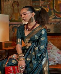 Saree enchanteur en satin avec travail de la pierre et détails imprimés pour la fête et les vêtements occasionnels - Product Image 6