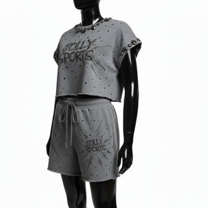 Ensemble court gris en molleton de coton et polyester de qualité supérieure pour femme, avec logo personnalisé en strass thermocollé, composé d'un crop top et d'un short 100 % coton - Product Image 4