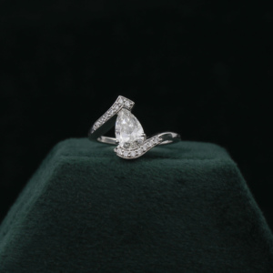 Anillo de compromiso de diamante cultivado en laboratorio con corte de pera de derivación, diseño hecho a mano personalizado con anillo de diamante de estilo moderno de oro sólido de 14 quilates - Product Image 2
