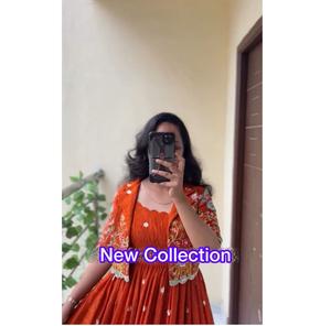 ชุดเดรส Anarkali ออกแบบตามสั่งพร้อมเสื้อคลุมผ้าไหมเครป สินค้าขายส่ง ชุดพื้นเมืองสุดหรูสำหรับผู้หญิง มีจำหน่ายแล้ว - Product Image 1