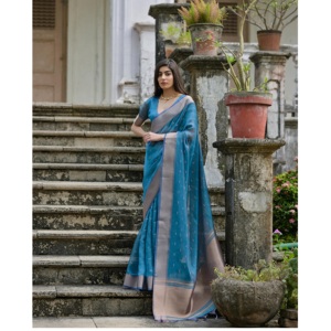 Sari de Bollywood de última moda con trabajo de piedra pesada y borde elegante para uso festivo y de boda disponible a los mejores precios - Product Image 1