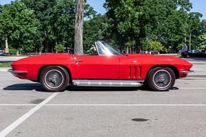 Chevrolet Corvette Convertible de 1966, Usado en Buen Estado, Transmisión Manual de 4 Velocidades, Motor V8 de 327 Pulgadas Cúbicas, Techo Rígido Incluido - Product Image 2