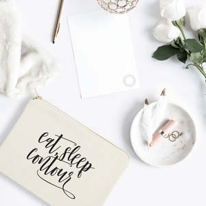 กระเป๋าจัดระเบียบเครื่องสำอางแบบพกพา Eat Sleep Practical ทำจากผ้าแคนวาสเนื้อนุ่ม พร้อมโลโก้สั่งทำ ลายตัวอักษรเป็นมิตรกับสิ่งแวดล้อม - Product Image 3