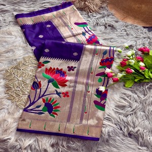 Sari de Seda Paithani VASTRA COTTAGE con Pallu Dorado, Diseño Floral de Loto y Pavo Real, Borde Tradicional con Buttis para Bodas - Product Image 1