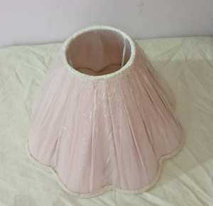 Abat-jour de chevet en tissu de lin imprimé en blocs Ikat plissé effet soie, léger, écologique, moderne, fait main de luxe - Product Image 3