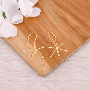 Pendientes colgantes de latón chapados en oro amarillo de diseñador hechos a mano, joyería de moda para bodas y ocasiones especiales - Product Image 2