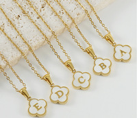 Vente en gros Collier en acier inoxydable plaqué or avec lettres initiales A-Z pour femmes Collier avec pendentif alphabet en coquillage en forme de fleur