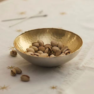 Bol de service rond en laiton pour servir des repas chauds en toute sécurité tout en ajoutant de l'élégance à la décoration de la cuisine et de la salle à manger - Product Image 1