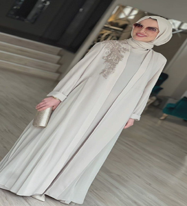 Hermosa abaya beige con ribete de perlas en la parte delantera. Disponible a precios de mayoreo - Product Image 3