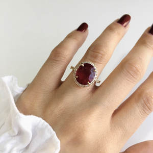 แหวนทอง 14k ประดับทับทิมสังเคราะห์ทรงรีขนาด 10x12 มม. ประดับเพชรด้านข้าง แหวนเดือนกรกฎาคม แหวนแต่งงาน แหวนเพชรเม็ดเดี่ยว สำหรับทั้งชายและหญิง - Product Image 4