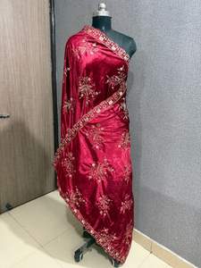 ผ้าคลุมไหล่กำมะหยี่ Makhmali แบบขายส่งจากโรงงาน พร้อมลายปักดอกไม้หนักแน่น ให้ความอบอุ่นในฤดูหนาว เหมาะสำหรับงานแต่งงานและเทศกาลในอินเดีย - Product Image 4