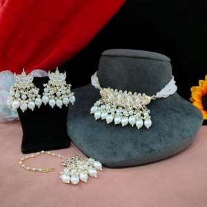 ชุดสร้อยคอจี้ Kundan Mala พร้อมโชคเกอร์สไตล์ Maang Tikka Mala เอฟเฟกต์ชั้นที่สง่างามเหมาะสำหรับเจ้าสาวและงานรื่นเริง - Product Image 1