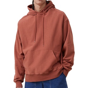 Sweat à capuche pour homme Everyday Motion Fit, conçu pour une mobilité flexible, avec un design épuré et un attrait moderne équilibré. - Product Image 2