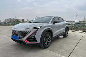 Berline compacte automatique à essence, modèles 2024 disponibles, options d'occasion, véhicule utilitaire urbain élégant, moteur turbo, sièges en cuir - Product Image 2