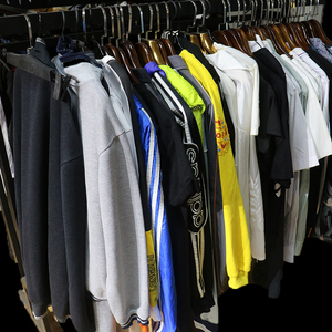 Assortiment de vêtements d'occasion de qualité supérieure (jeans, t-shirts, vestes, casquettes) en balles pour friperies et vente en gros - Product Image 5