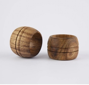 Anneaux de serviette faits à la main au look royal ronds de serviette en bois simples pour la décoration intérieure ustensiles de cuisine et restaurants - Product Image 1