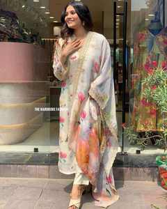 Magnifique ensemble Kurti Pant Dupatta en organza imprimé pour les mariages et les événements spéciaux, provenant d'un exportateur et d'un fabricant - Product Image 4