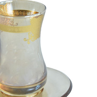 Thé noir turc, pudding, extrait de café, verre en forme de tulipe avec des plats à sauce