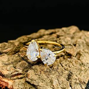 Anillo de compromiso de diamante de moissanita de pera de 2 piedras de oro macizo de 14 quilates, anillo de diamante de moissanita de corte de pera de 2 piedras - Product Image 1