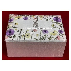 Boîtes de broderie Zari faites à la main de meilleur concepteur indien et de forme rectangulaire pour la décoration à la maison et les boîtes à bijoux avec lisse - Product Image 1