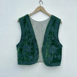 Chaleco de terciopelo estilo boho Suzani, chaqueta sin mangas con bordado floral a mano, chaqueta de invierno, atuendo navideño, chaqueta étnica sin mangas - Product Image 1