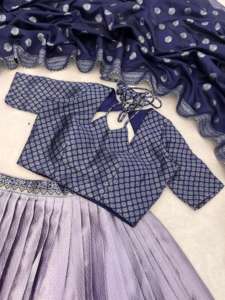 Sari de Seda Kanchipuram para Mujer con Bordado Zari, Borde en Contraste, Detalles en Zari Plateado y Dorado para Adultos - Product Image 3