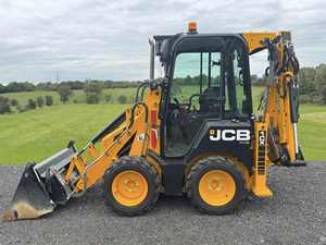 Chargeuse-pelleteuse compacte JCB 1CX d'occasion 4x4 diesel avec godet avant et pelle arrière pour travaux agricoles et de construction - Product Image 4