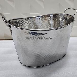 Enfriador de vino de cubo de hielo clásico de acero inoxidable con chapado en oro brillante y detalle de rayas, adición perfecta a cualquier configuración de fiesta - Product Image 2